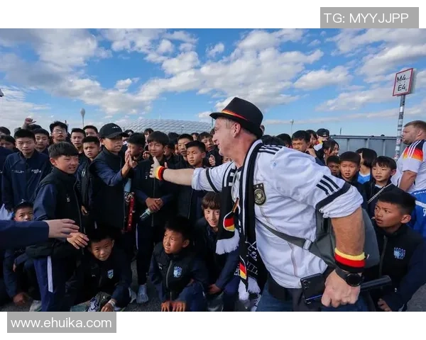 足球明星与孩子们的温馨瞬间高清图片分享